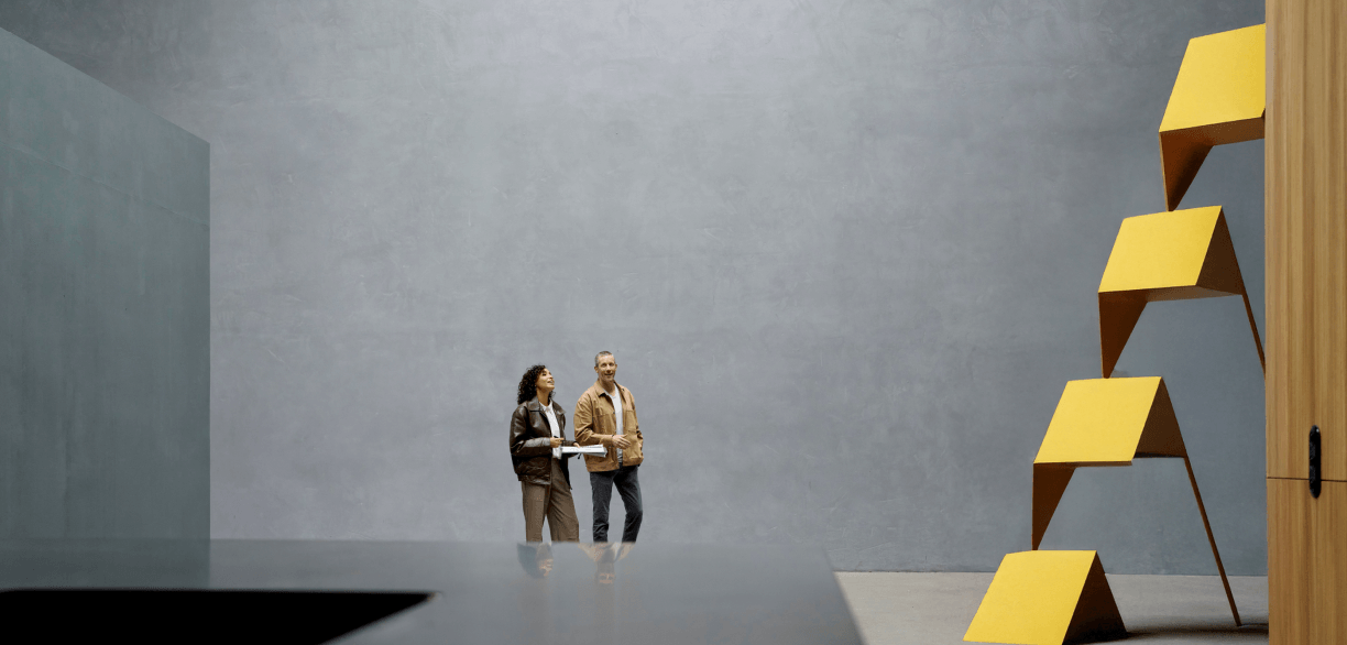 Visita de arte guiada por um curador em galeria