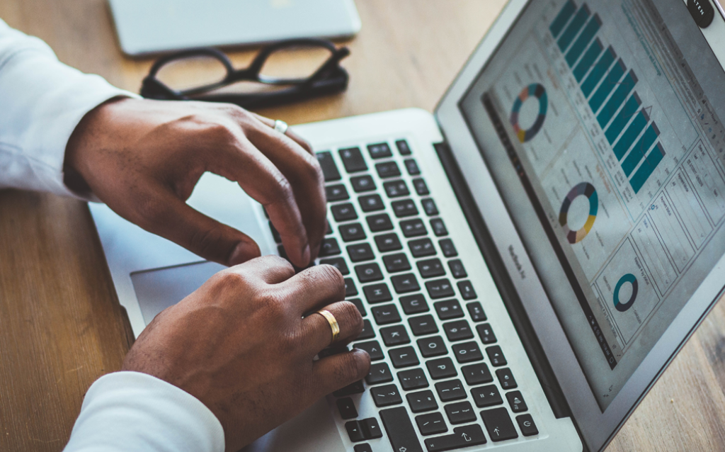 um homem pesquisando em seu notebook como denifir suas metas financeiras