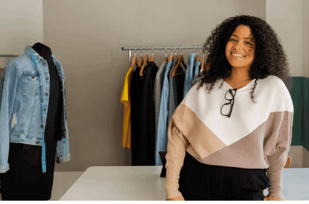 Empreendedora sorrindo por abrir uma conta PJ sem mensalidade