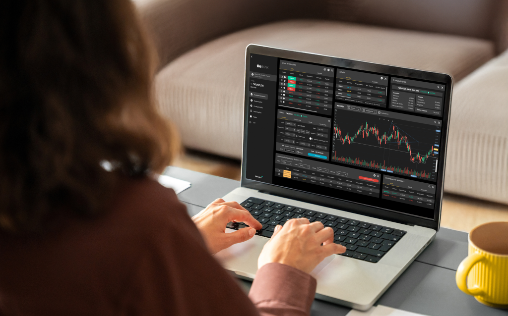 Pessoa investindo no Home Broker