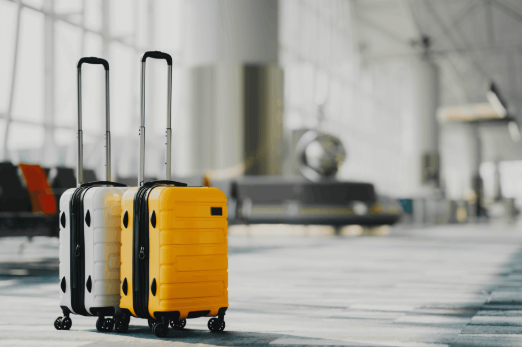 Malas de viagem em aeroporto representando feriado de 3 de abril.