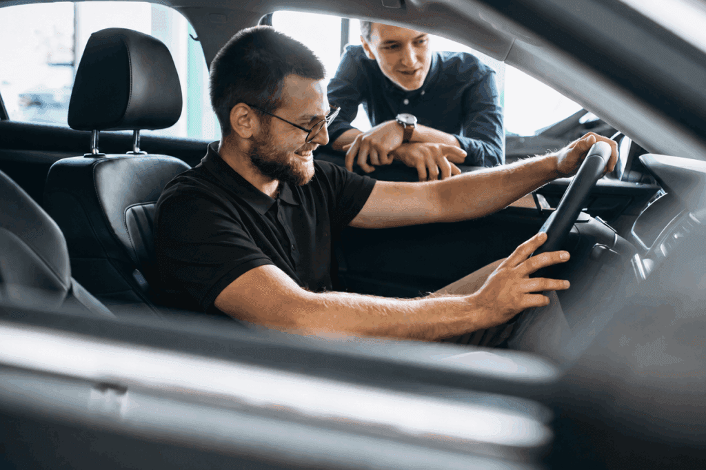Homem sentado no banco do motorista de um carro