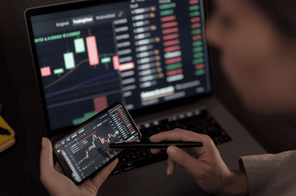 Pessoa acompanhando investimentos, se perguntando se mais de 200% do CDI é seguro