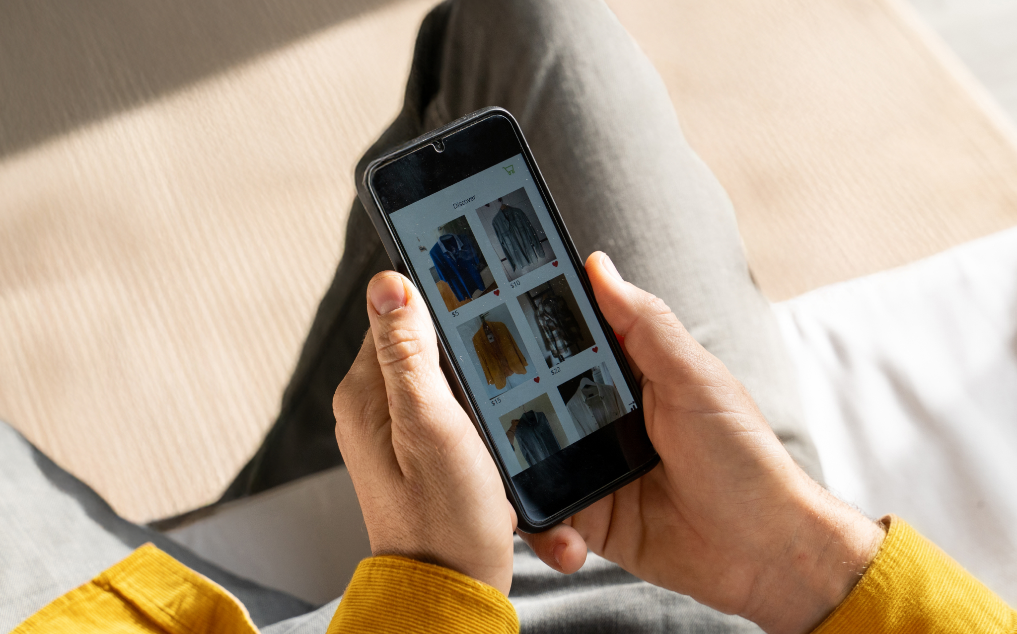 Empreendedor acessando plataforma de marketplace pelo celular