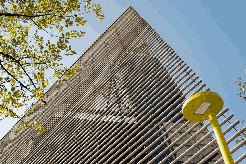 Prédio corporativo visto de baixo em um dia ensolarado, representando omnichannel para empresas.