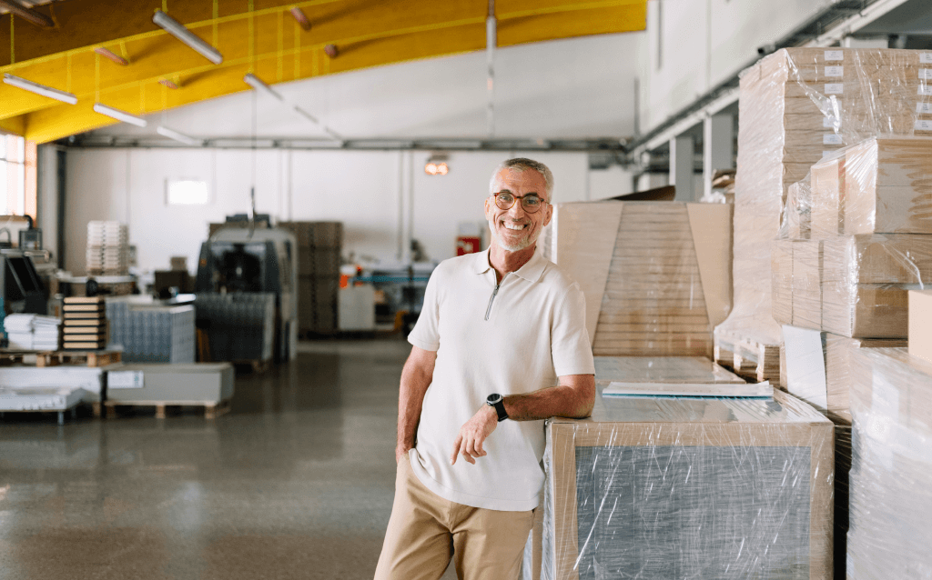 Empresário sorrindo em sua empresa