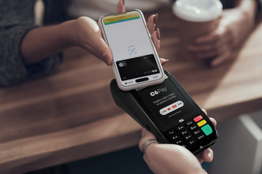 Celular usado como maquininha representando o produto do Tap to Pay.