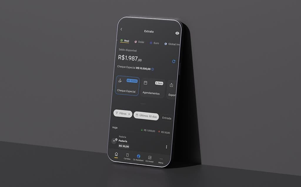 Smartphone exibindo a tela de extrato da Conta C6 Bank em fundo escuro, com saldo disponível, opções de filtro e lista de movimentações financeiras.