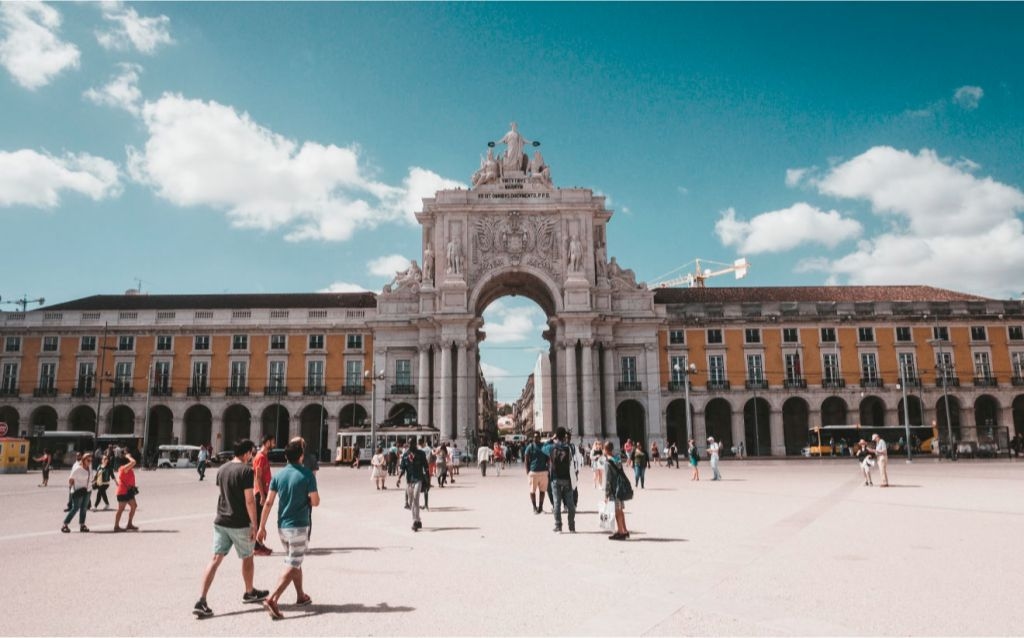 arco da rua augusta, portugal monumento com um arco centralizado com esculturas no topo e a lateral com estruturas amarelas e sobre pilastras