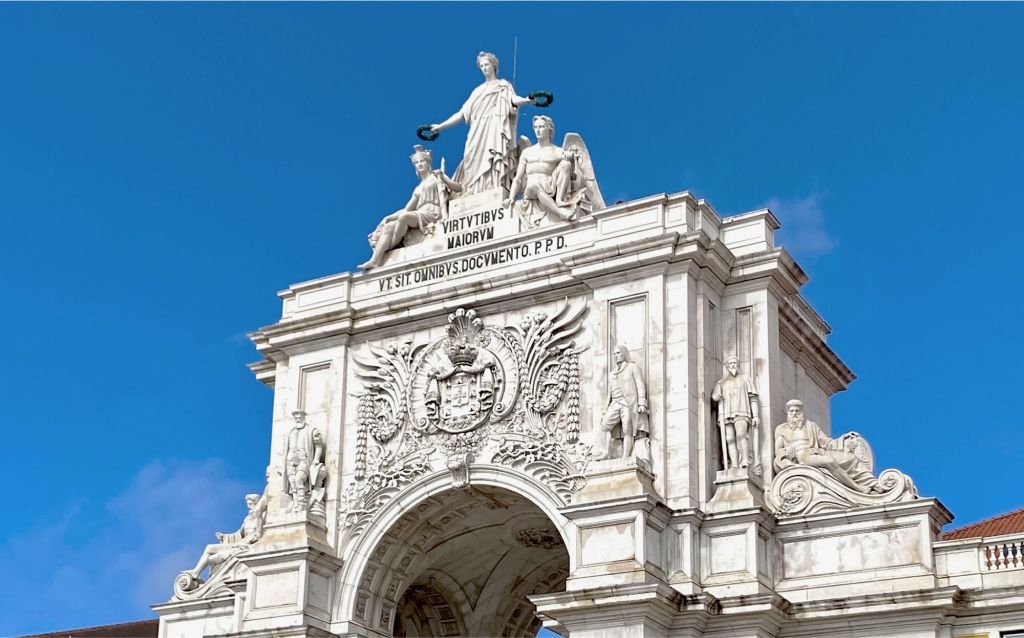 arco da rua augusta, portugal visão da parte superior do monumento com foco nas esculturas