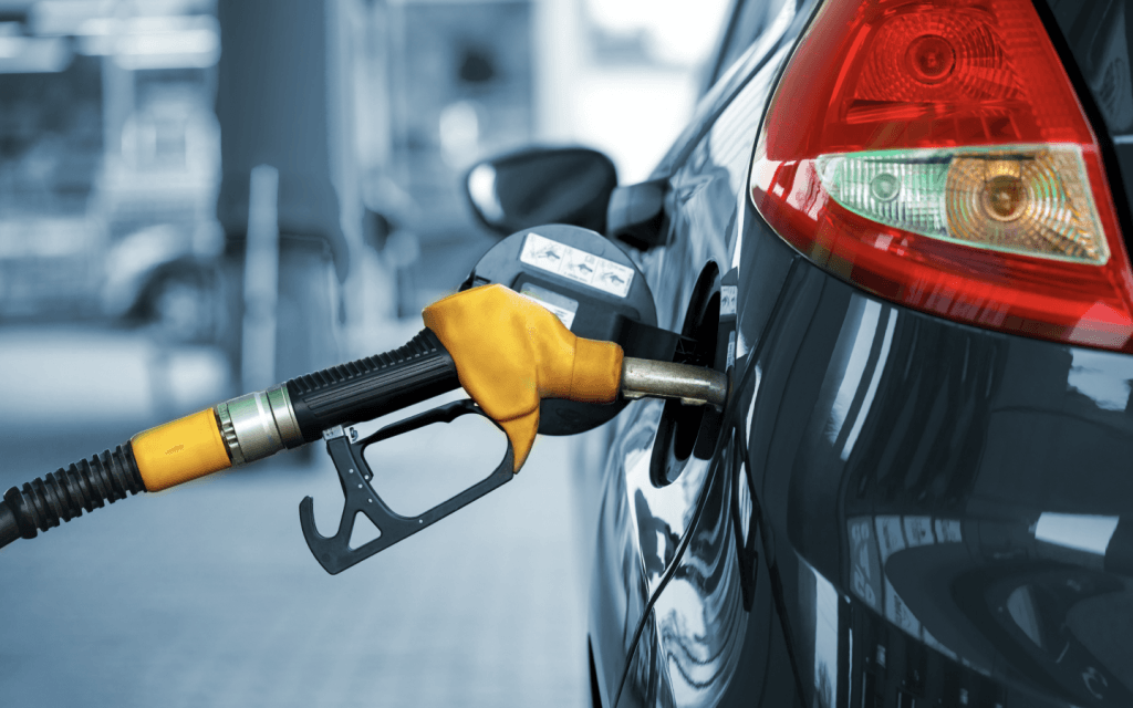 Imagem de um carro sendo abastecido no posto de gasolina