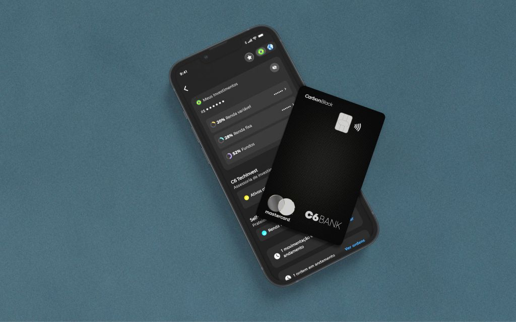 _c6 carbon beneficios cartão black do c6 bank preto em cima do celular aberto na aba de investimentos