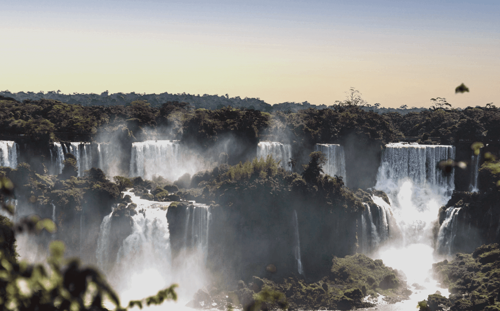 Cataratas e quedas de água cercadas por mata e natureza no Foz do Iguaçu.