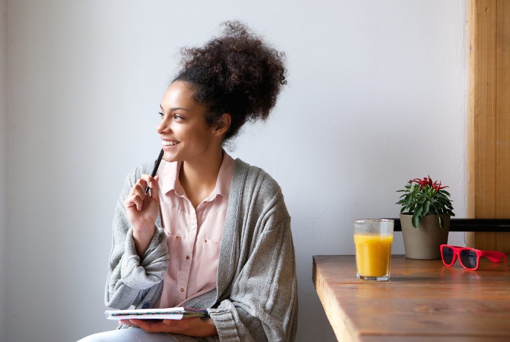 Mulher negra com expressão pensativa representando alguém com dúvida sobre como o pib está relacionado com o crescimento econômico