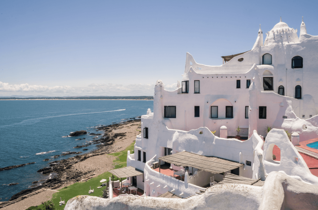 Construção branca em cima de um morro um nível acima de uma praia de Punta del Este.
