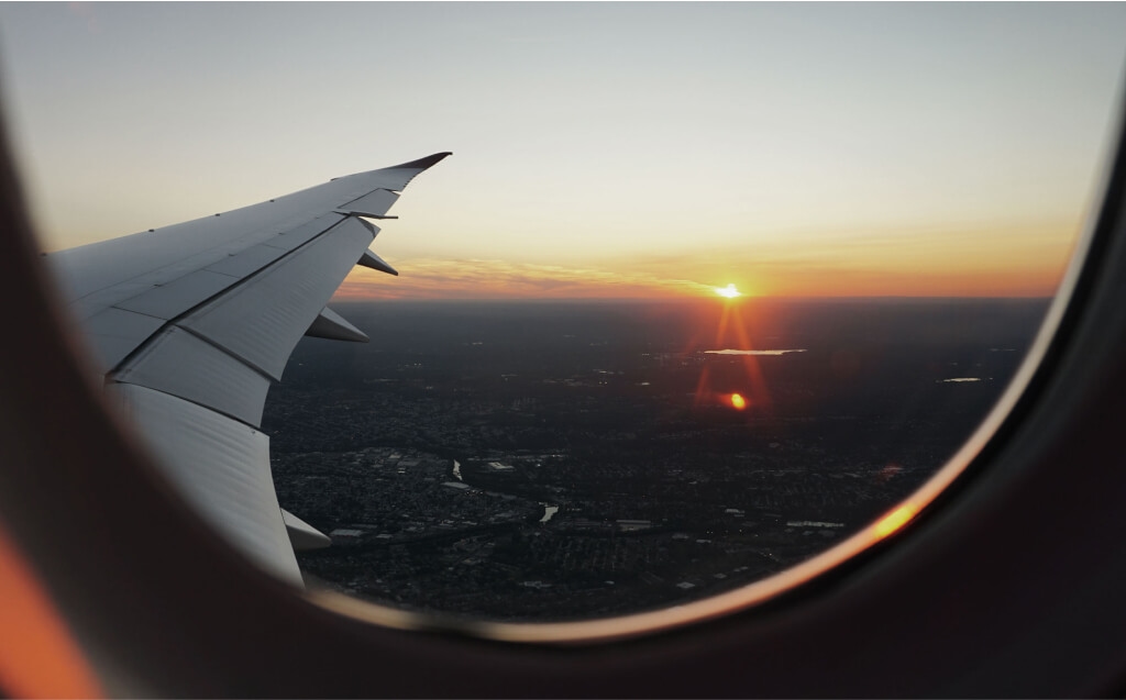Imagem mostrando a cauda do avião e o céu atrás