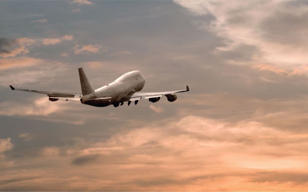 férias de julho internacional avião planando no ar e um céu com nuvens ao fundo