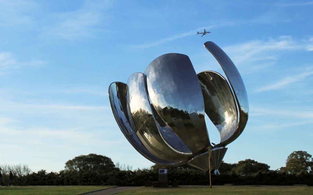 Floralis Genérica Argentina escultura e uma flor estilizada composta de pétalas de metal