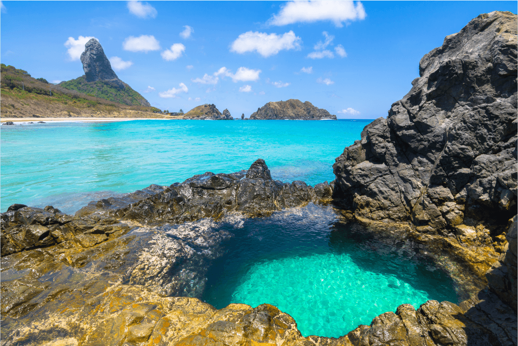 Foto de uma piscina natural no meio das pedras em Fernando de Noronha.