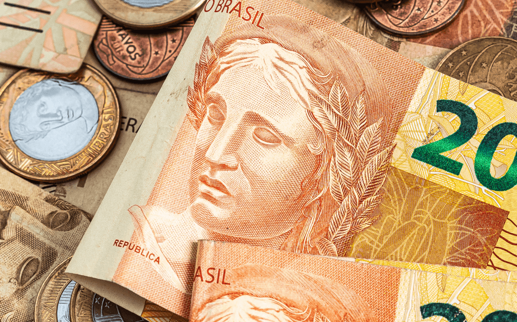 Notas de 20 reais e moedas de 1 real espalhadas