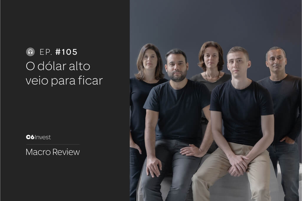 Imagem de capa do episódio 104. O título “O dólar alto veio para ficar“ está escrito em letras brancas na lateral esquerda, junto com as informações “C6 Invest e Macro Review”. A lateral direita conta com a equipe de economistas do C6 Bank. Felipe Mecchi (Internacional) e Heliezer Jacob (Brasil) estão sentados a frente. Atrás, encontram-se Felipe Salles (Head), Claudia Moreno (Head Brasil) e Claudia Rodrigues (Head Internacional). Todos vestem camisetas pretas e lisas.