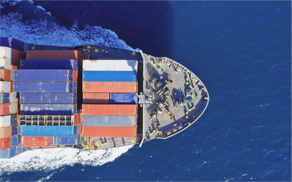 Imagem de cima de um navio cheio de cargas para exportação. câmbio pronto