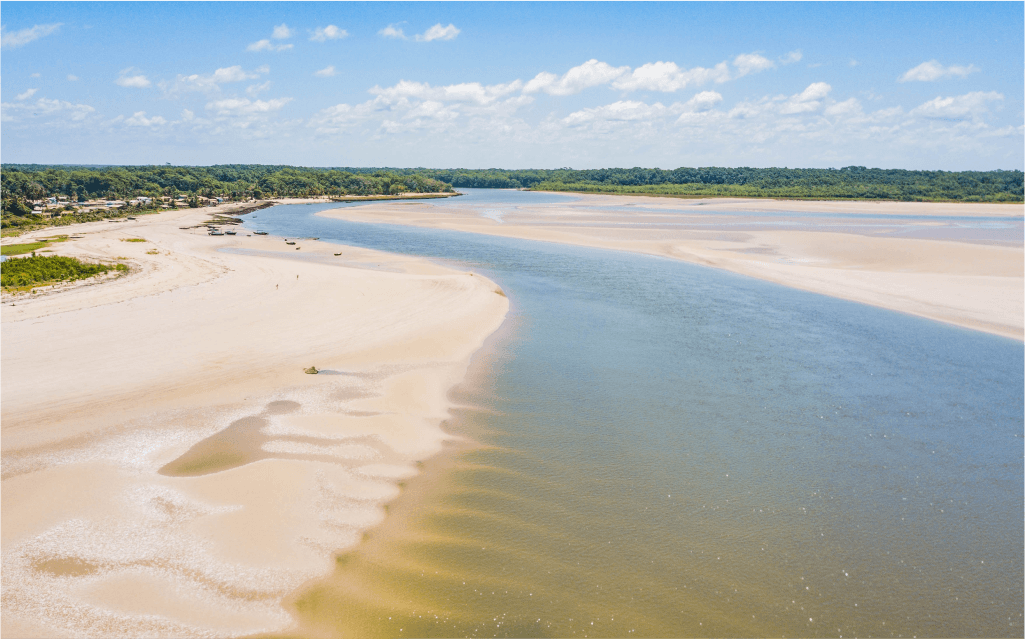 Imagem de dunas com um um rio no meio na Ilha de Marajó