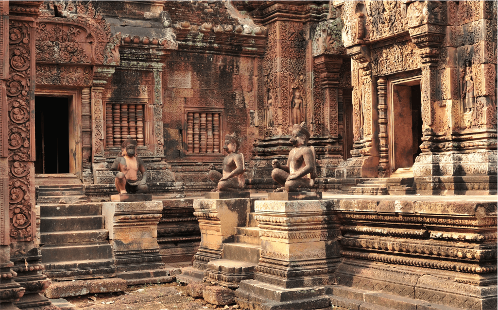 Imagem de estátuas e construções histórica em Siem Reap.