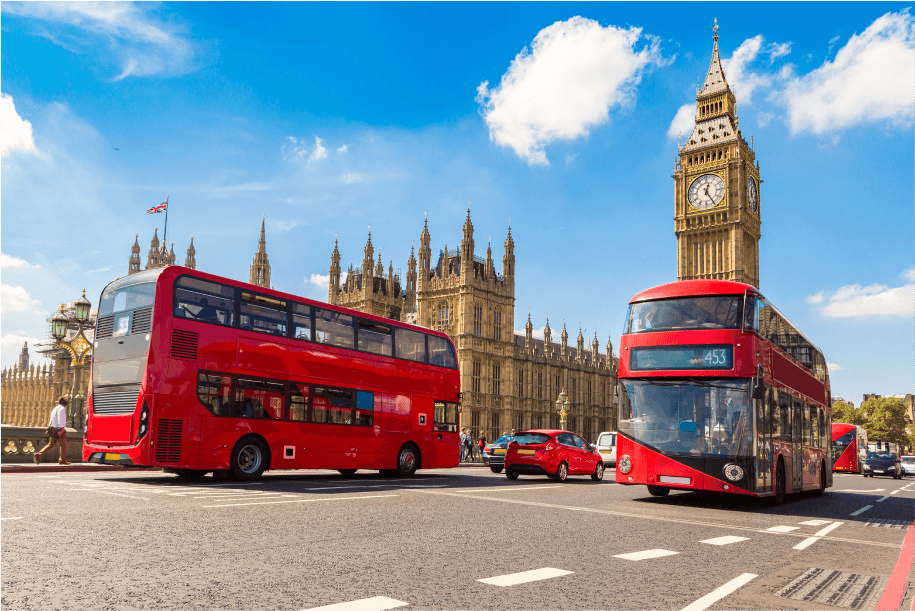 Imagem de ônibus vermelhos com o Big Bang, relógio londrino, atrás.