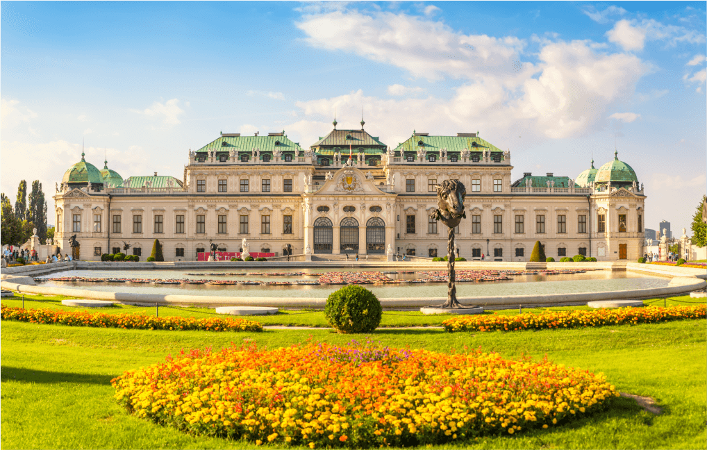 Imagem de uma construção no meio de um jardim em Viena.