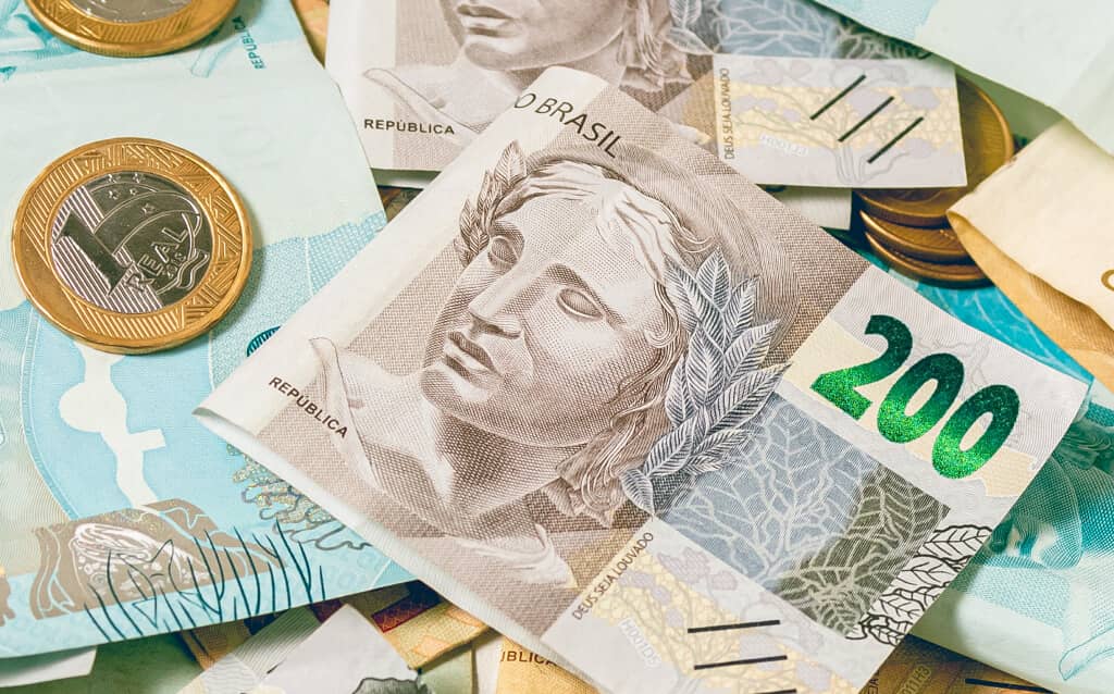imagem mostrando notas de 200 reais, 100 reais e uma moeda de 1 real