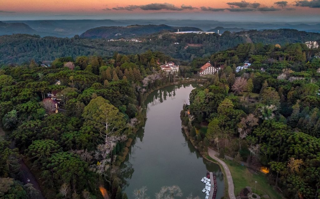 lago negro em gramado entre uma área verde com arvores de diferentes tipos