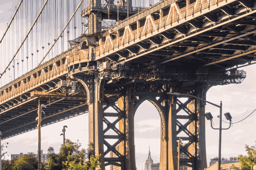 Foco de paisagem de ponte urbana de Nova York, em um dia nublado