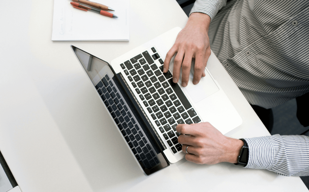 Pessoa usando notebook, simbolizando praticidade para transações via ordem de pagamento