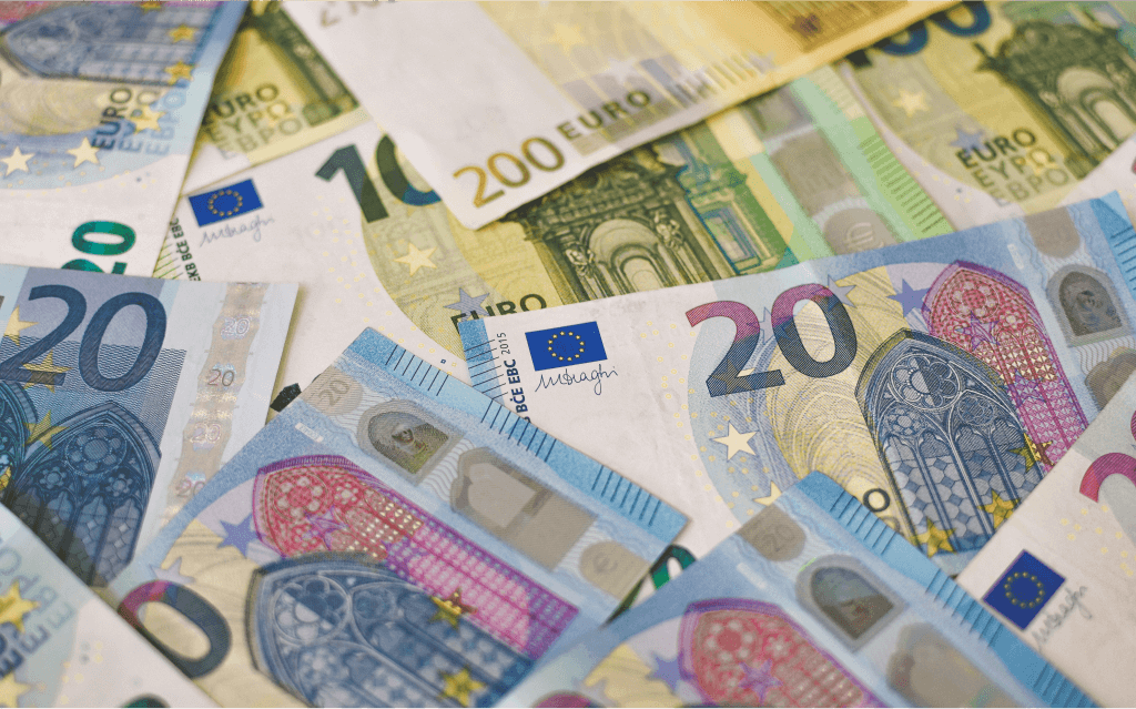 notas de 20 e 200 euros espalhadas simbolizando como levar dinheiro para a europa