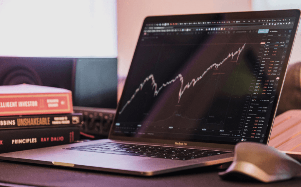 regulamento novo mercado - notebook em cima da mesa com tela aberta apresentando um homebroker