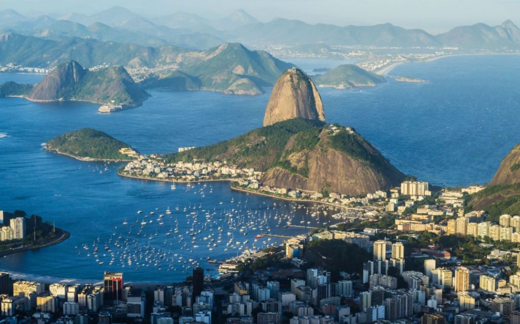 rio de janeiro | cidade vista de cima, mar, barcos e prédios da cidade