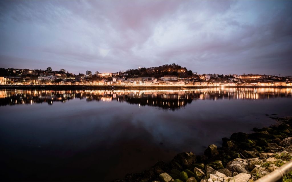 rio em portugal | foto de um rio a noite e as luzes da cidade