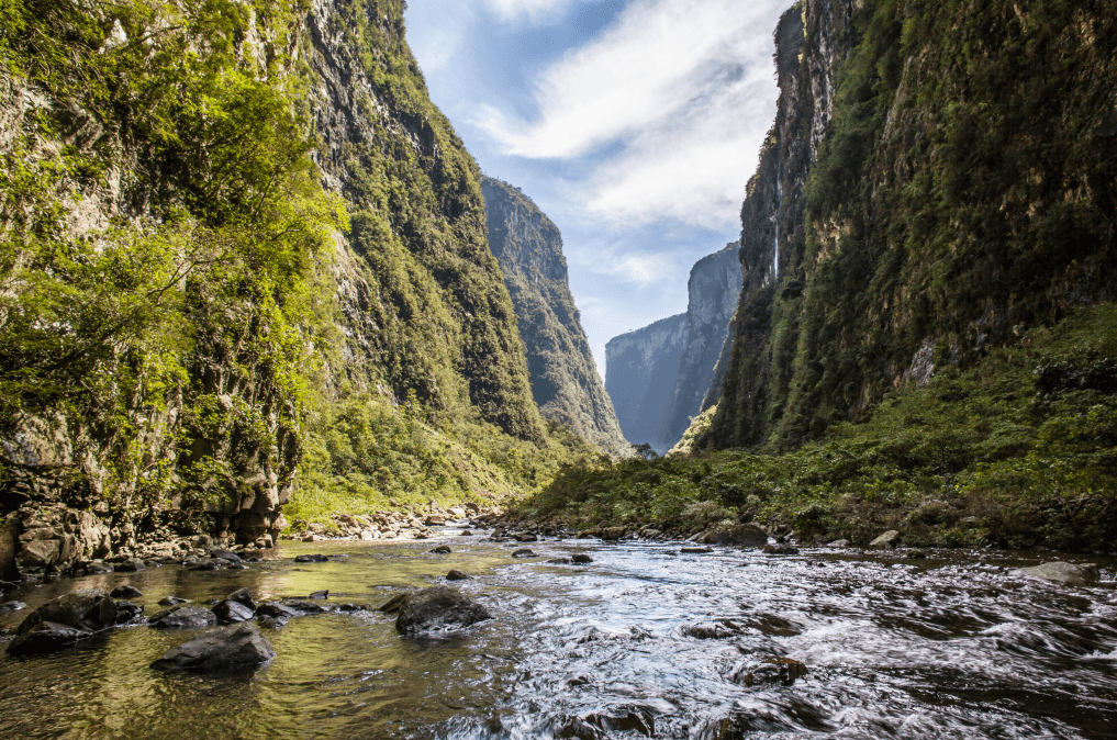 Um riacho que passa entre montanhas em Aparados da Serra.