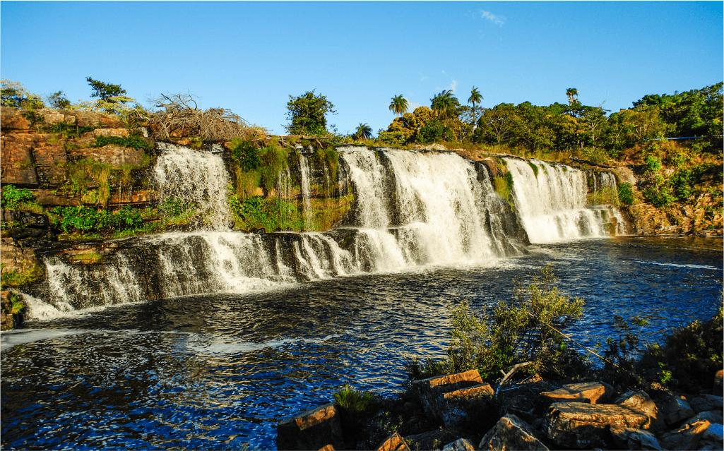 Uma cachoeira grande no meio de uma mata na Serra do Cipó.