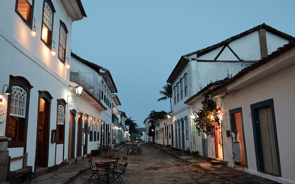 Uma das ruas tradicionais do Centro Histórico de Paraty, com mesas e estabelecimentos típicos da cidade
