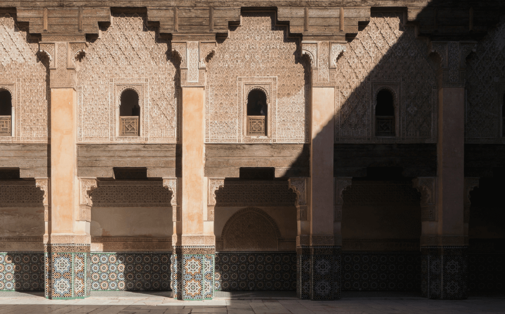 Uma foto de uma das paredes de pedra do Madraça Ben Youssef.