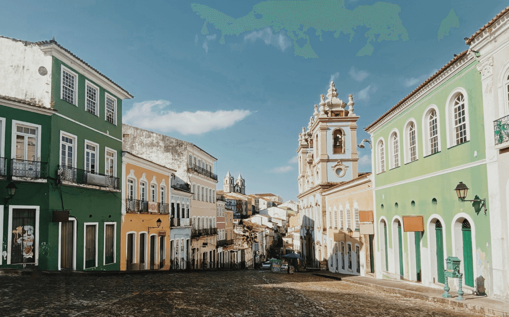 Uma rua de Salvador, no meio está um chão de pedra com construções tradicionais dos dois lados.