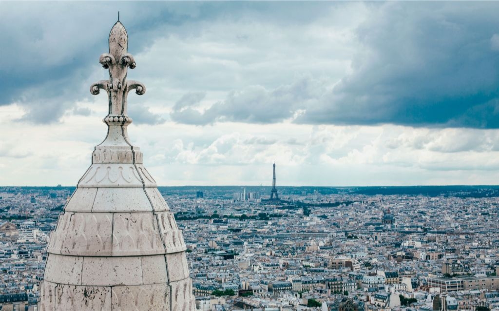 viagem de outono internacional | céu nublado em paris focando em toda cidade, torre eiffel ao longe