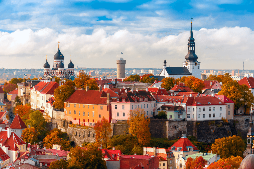 Vista de cima da cidade de Tallin onde é possível ver construções tradicionais.