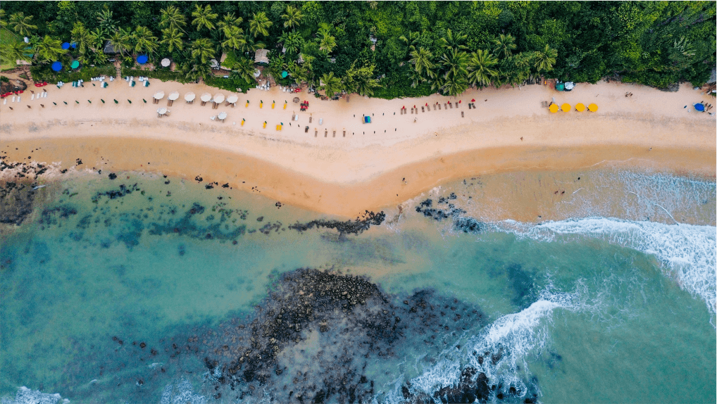 Vista de cima da Paia de Pipa, com guardas sóis e o mar á vista.