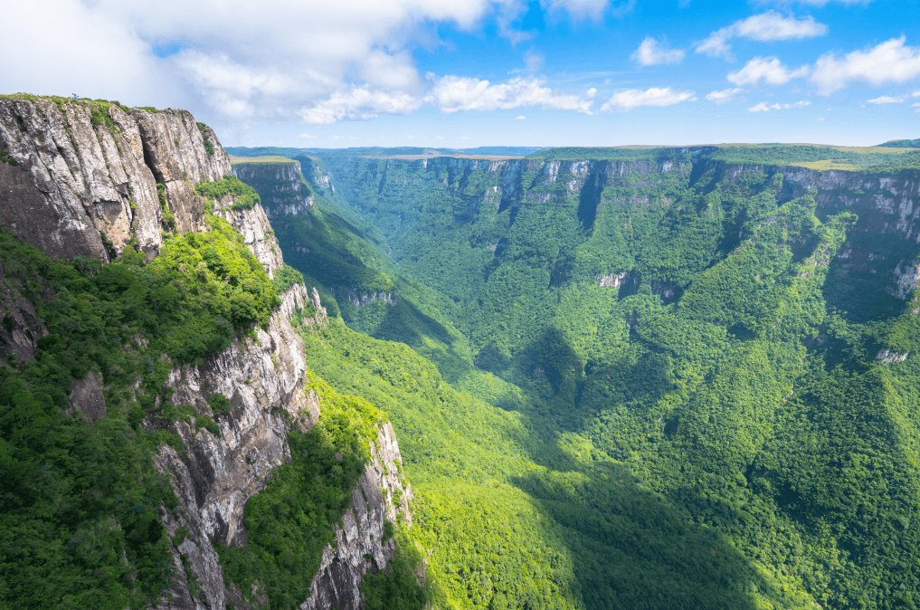 Vista de cima dos montes e dos vales no Parque Nacional da Serra Geral.
