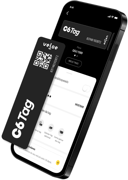 Celular com o aplicativo do C6 Bank aberto na tela do C6 Tag. Em frente ao celular está a Tag do C6 Tag