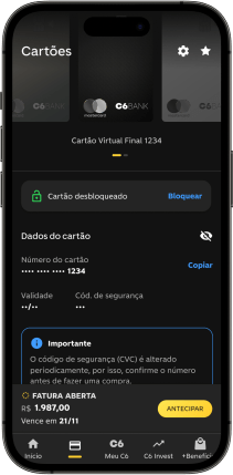 Celular exibindo o cartão virtual do C6Bank