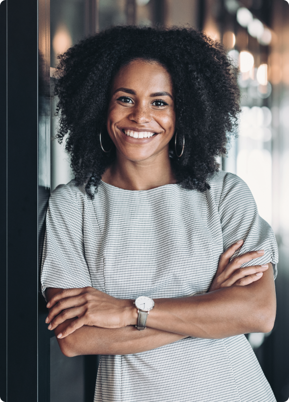 Modelo feminina negra em uma foto em preto e branco sorrindo olhando para a câmera